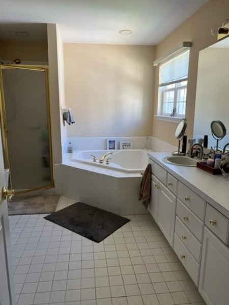 18 Hansom Road Bernards, NJ 07920 - Photo 8 of 12 a bathroom with a bathtub sink vanity mirror and toilet