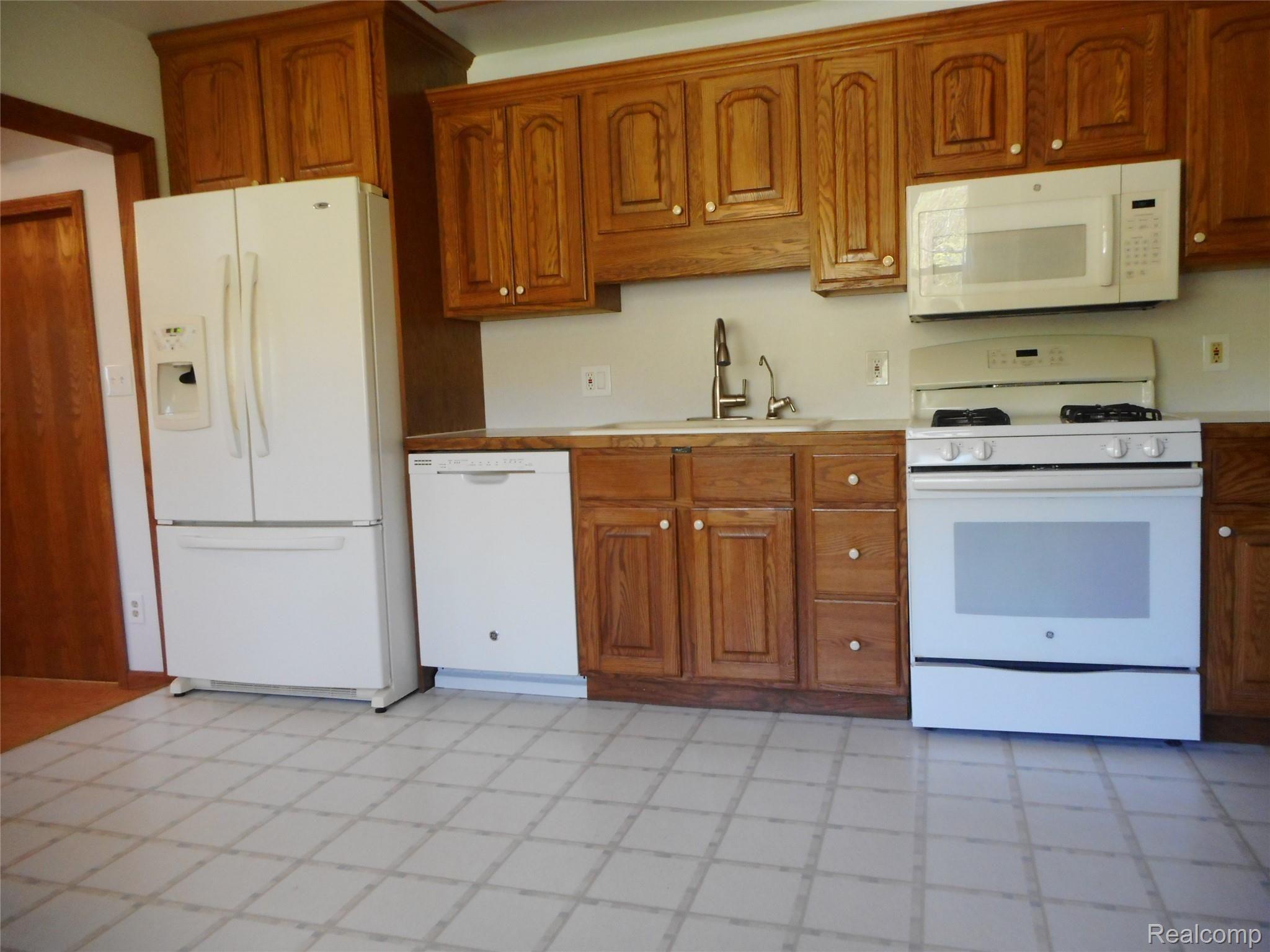 2331 West Thompson Road Fenton, MI 48430 - Photo 9 of 22 PLENTY OF CABINETS.JPG