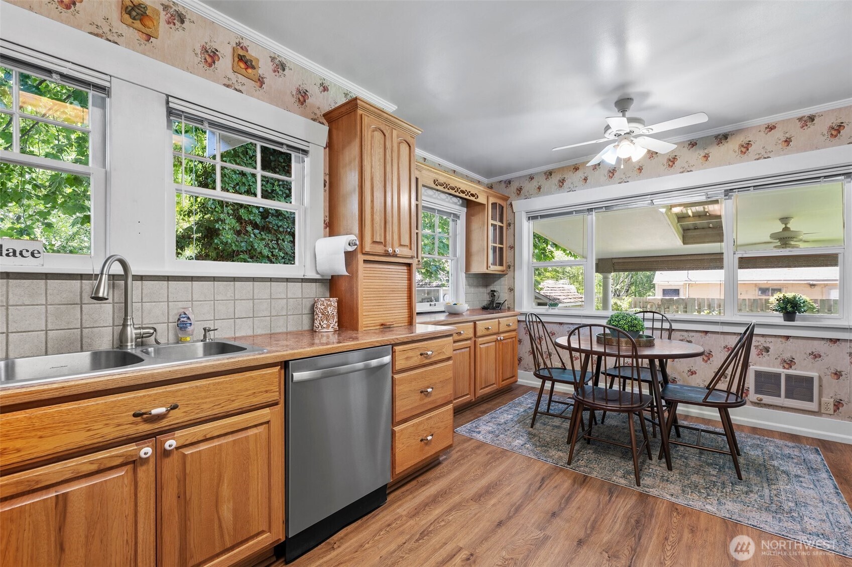 1121 Scoon Road Sunnyside, WA 98944 - Photo 18 of 39 a kitchen with a table chairs stove and cabinets