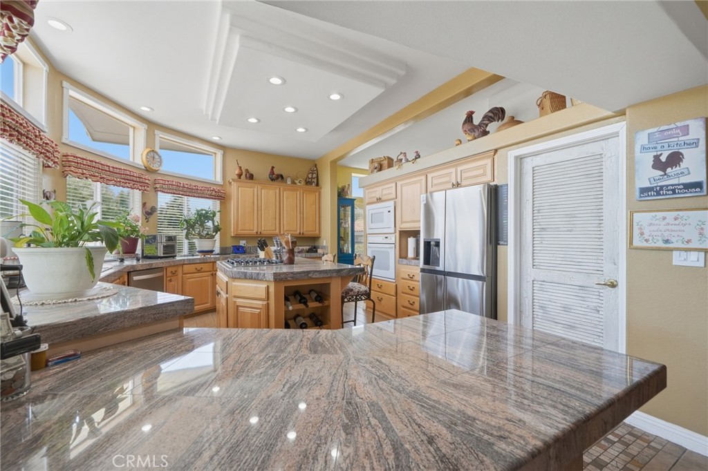 35780 Greer Road Murrieta, CA 92562 - Photo 12 of 56 Breakfast bar w door to walk in pantry at right