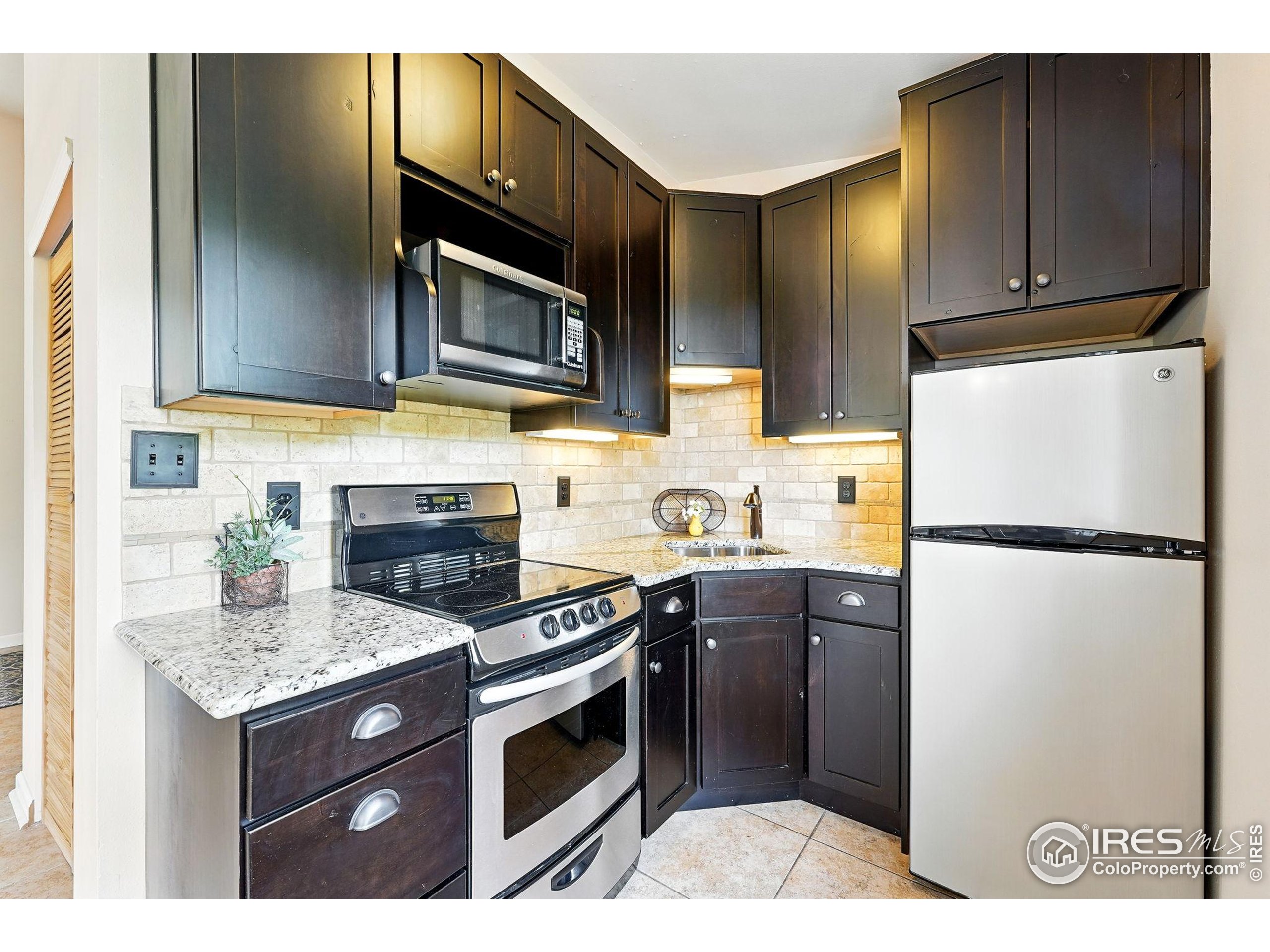 178 Balsam Lane Boulder, CO 80304 - Photo 31 of 40 a kitchen with stainless steel appliances granite countertop a stove a refrigerator and a microwave