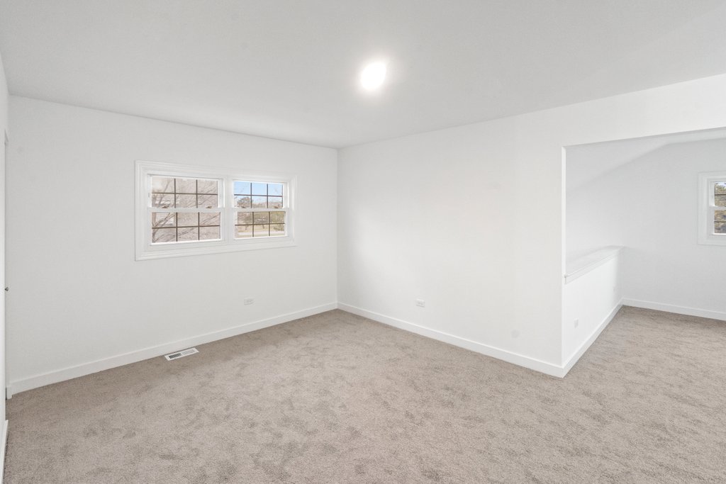 7050 Olde Gatehouse Road Tinley Park, IL 60477 - Photo 20 of 37 an empty room with a window