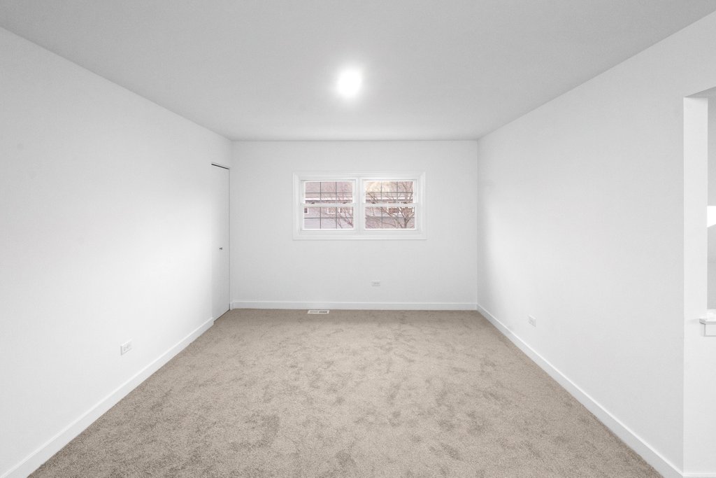 7050 Olde Gatehouse Road Tinley Park, IL 60477 - Photo 21 of 37 an empty room with a window
