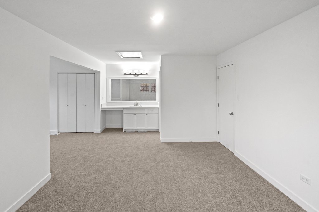 7050 Olde Gatehouse Road Tinley Park, IL 60477 - Photo 22 of 37 an empty room with a bathroom and mirror