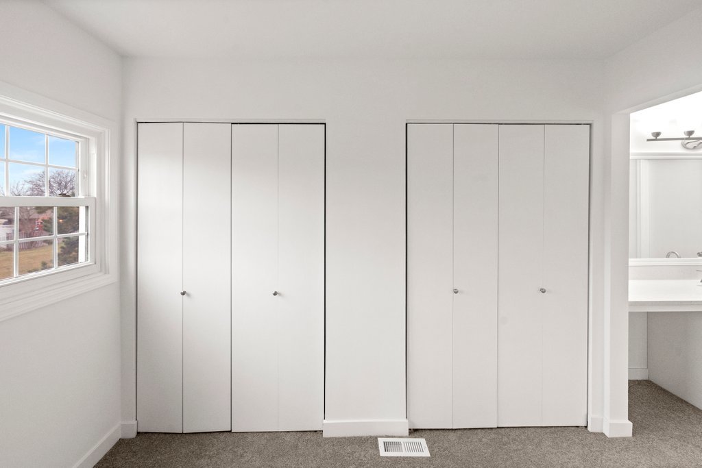 7050 Olde Gatehouse Road Tinley Park, IL 60477 - Photo 25 of 37 a view of an empty room