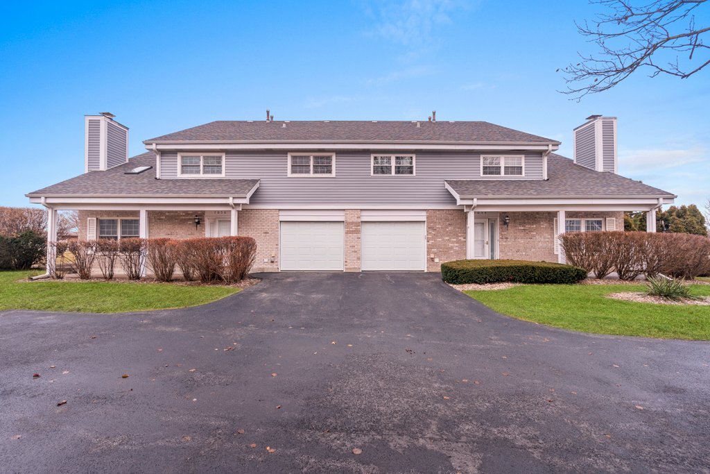 7050 Olde Gatehouse Road Tinley Park, IL 60477 - Photo 5 of 37 a front view of a house with a yard and garage