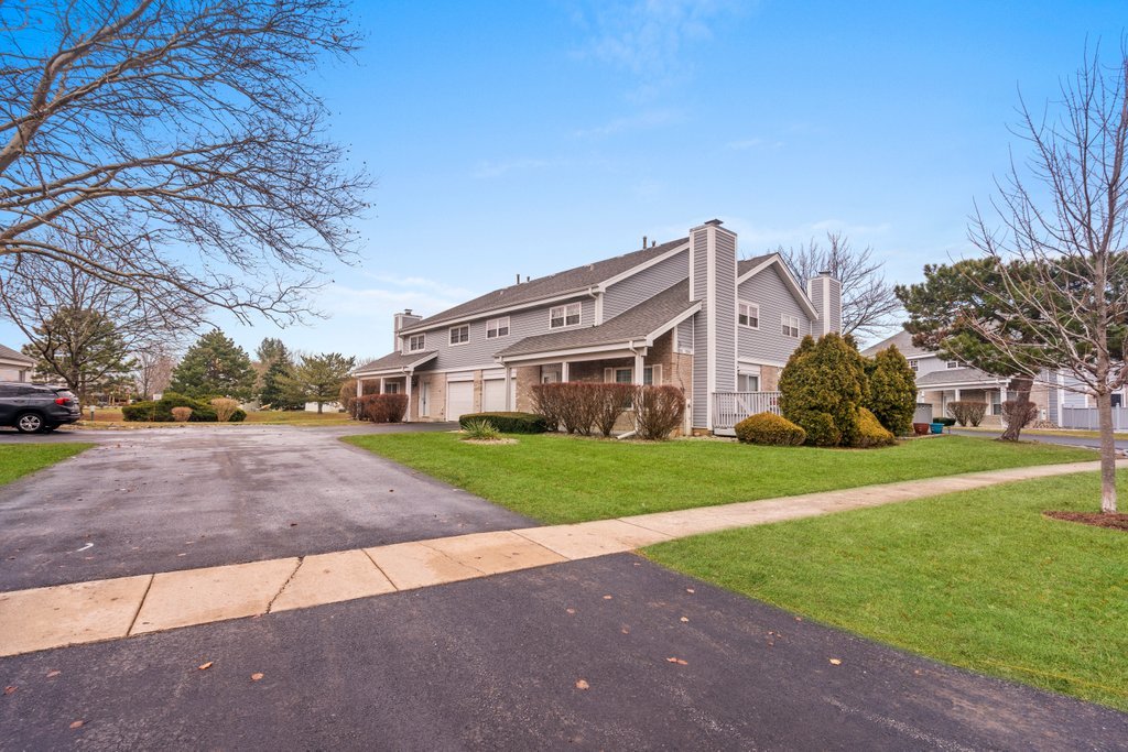 7050 Olde Gatehouse Road Tinley Park, IL 60477 - Photo 7 of 37 a view of a house with a yard