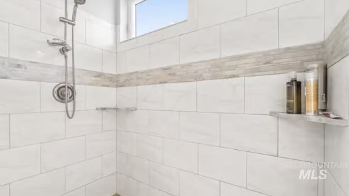 16353 Brunello Court Caldwell, ID 83607 - Photo 23 of 45 Bathroom featuring tiled shower