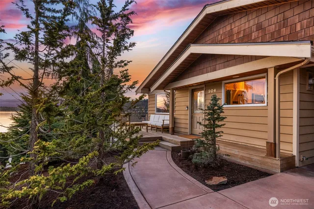 $1,375,000 | 904 North 36th Street, Renton, WA 98056