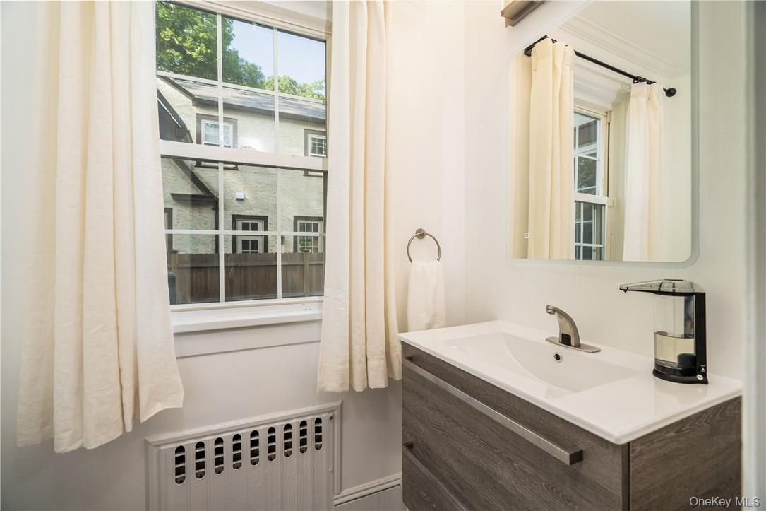 19 Hamilton Road Scarsdale, NY 10583 - Photo 10 of 22 Newly updated powder room