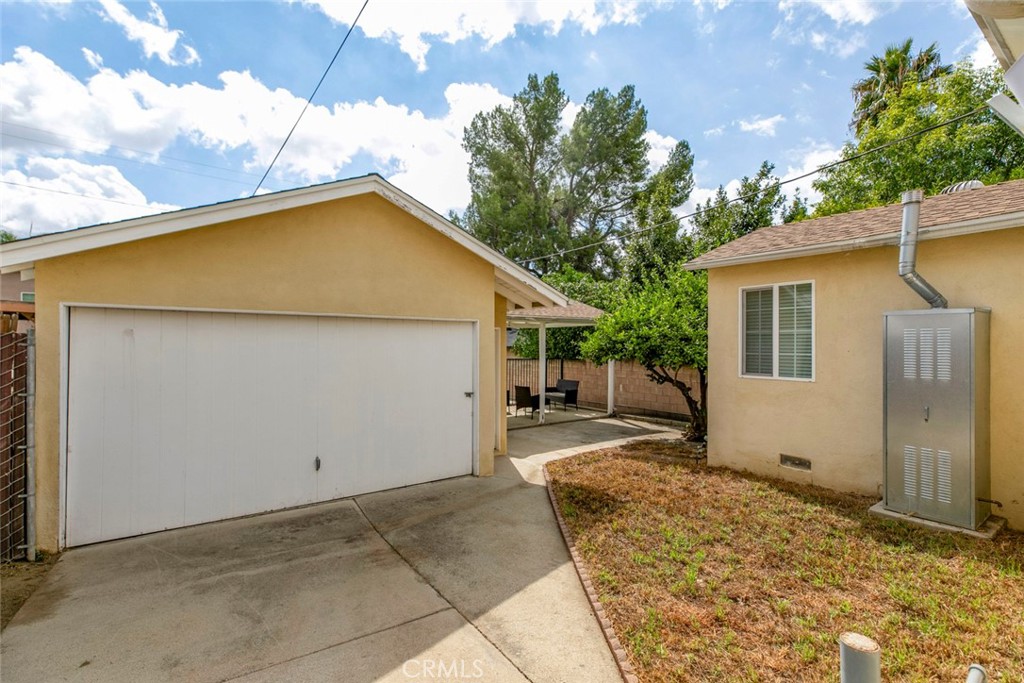 13166 Aztec Street Sylmar, CA 91342 - Photo 27 of 48 a backyard of a house