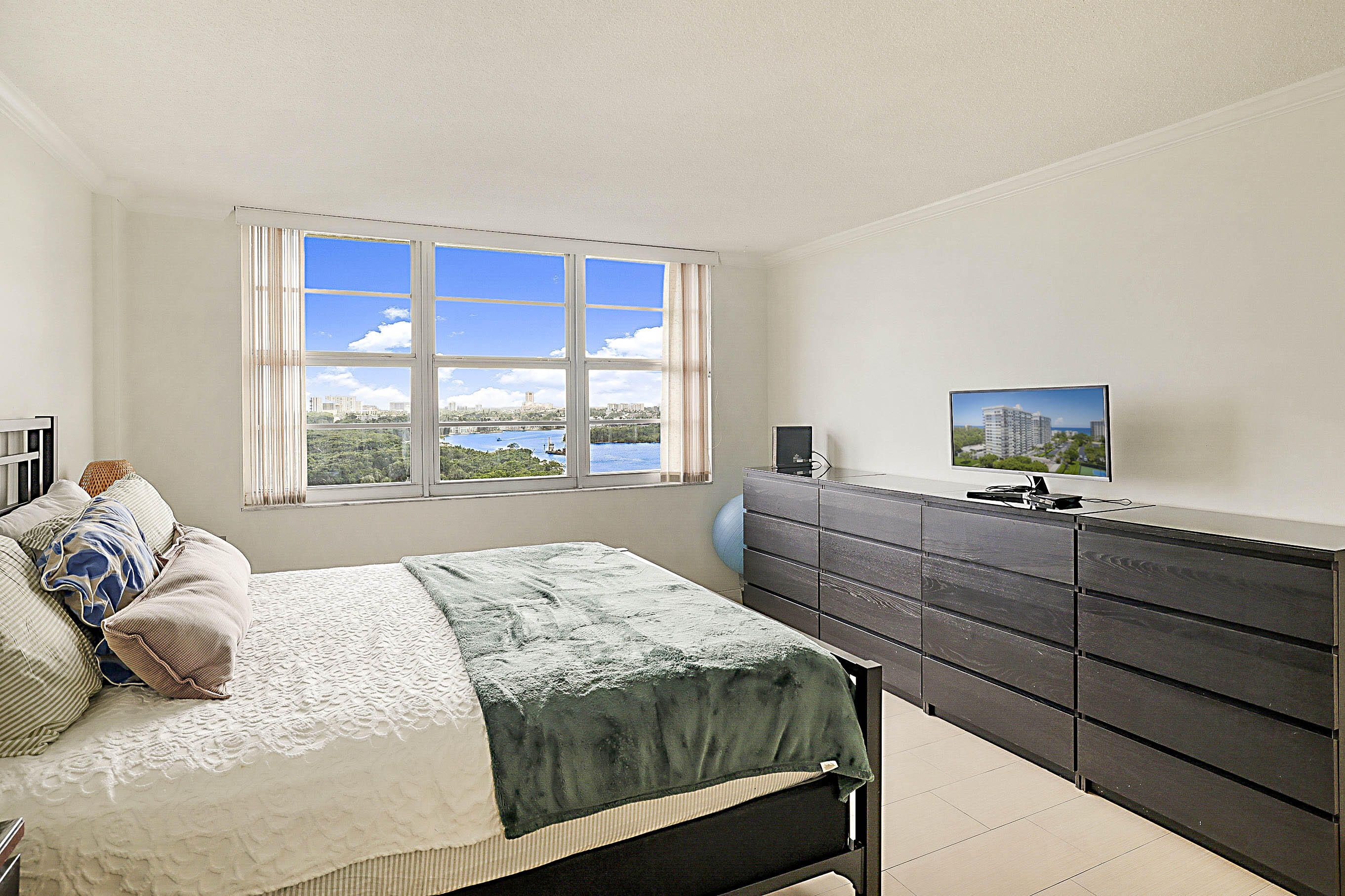 2121 North Ocean Boulevard, Unit 1105W Boca Raton, FL 33431 - Photo 15 of 58 Principal bedroom