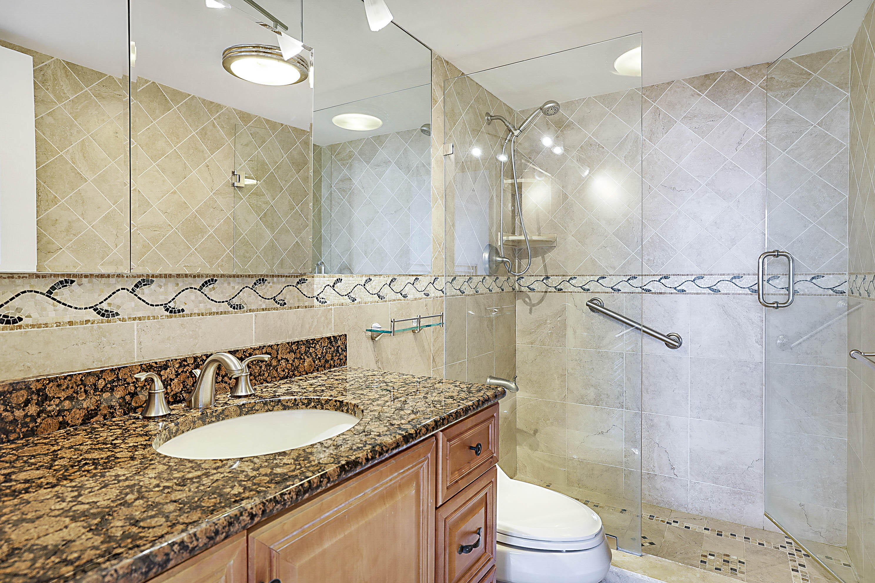 2121 North Ocean Boulevard, Unit 1105W Boca Raton, FL 33431 - Photo 20 of 58 Principal bathroom