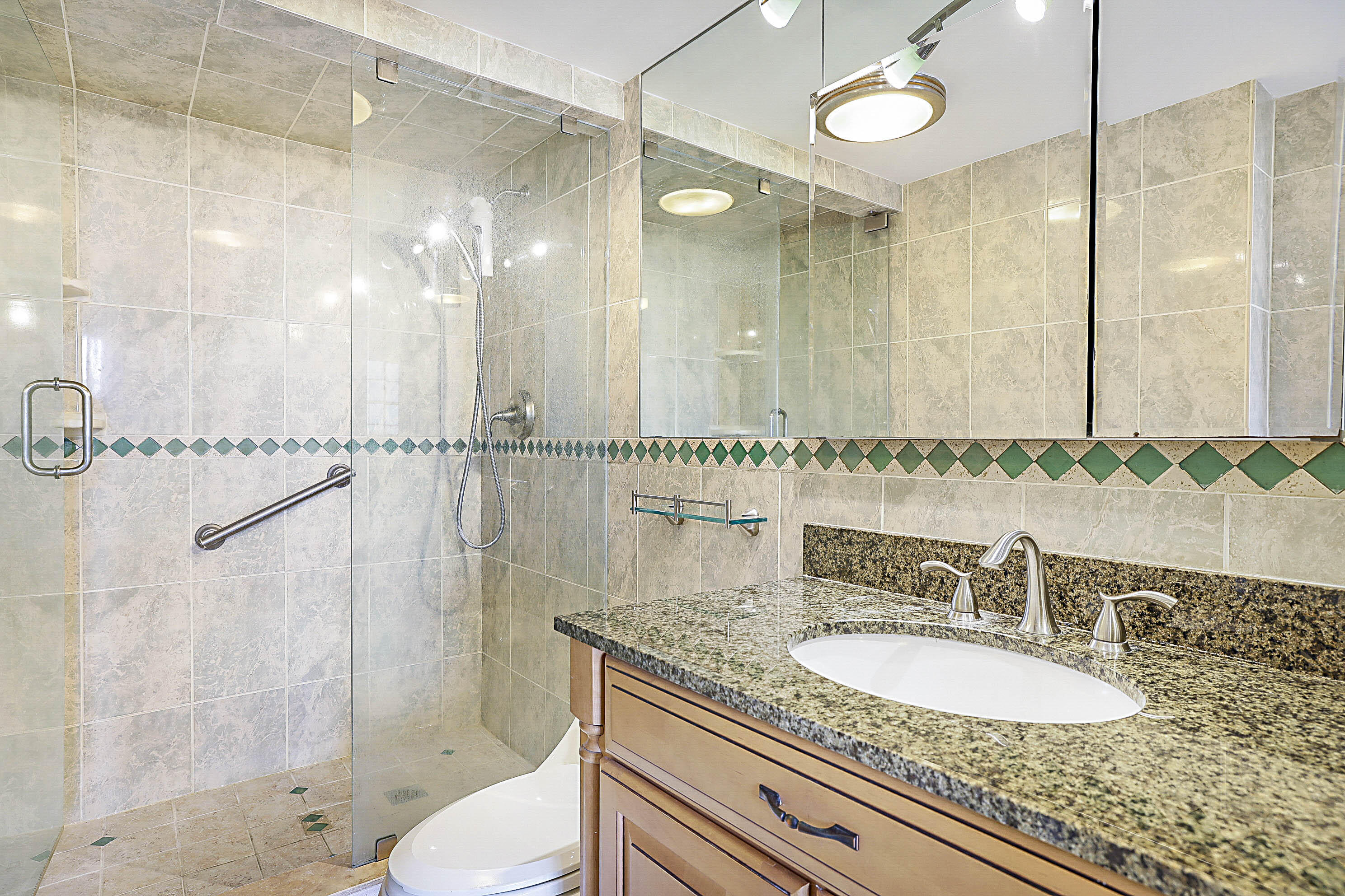 2121 North Ocean Boulevard, Unit 1105W Boca Raton, FL 33431 - Photo 24 of 58 Guest bathroom
