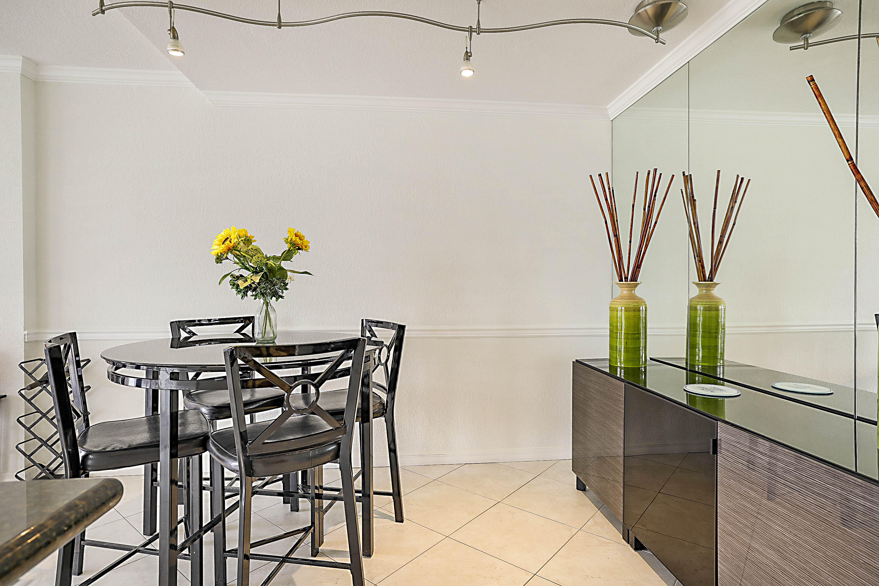 2121 North Ocean Boulevard, Unit 1105W Boca Raton, FL 33431 - Photo 9 of 58 Dining area