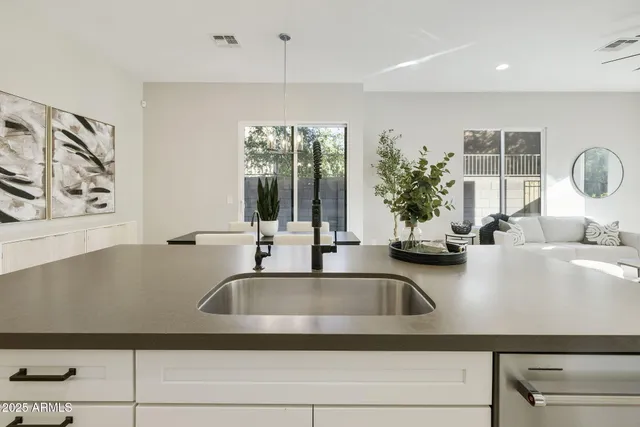 $599,000 | 901 South Smith Road, Unit 1046, Tempe, AZ 85281