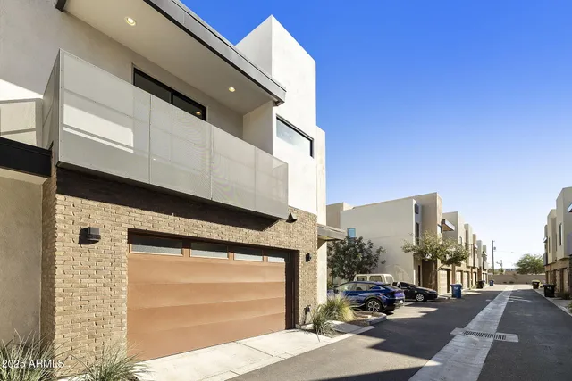 $599,000 | 901 South Smith Road, Unit 1046, Tempe, AZ 85281