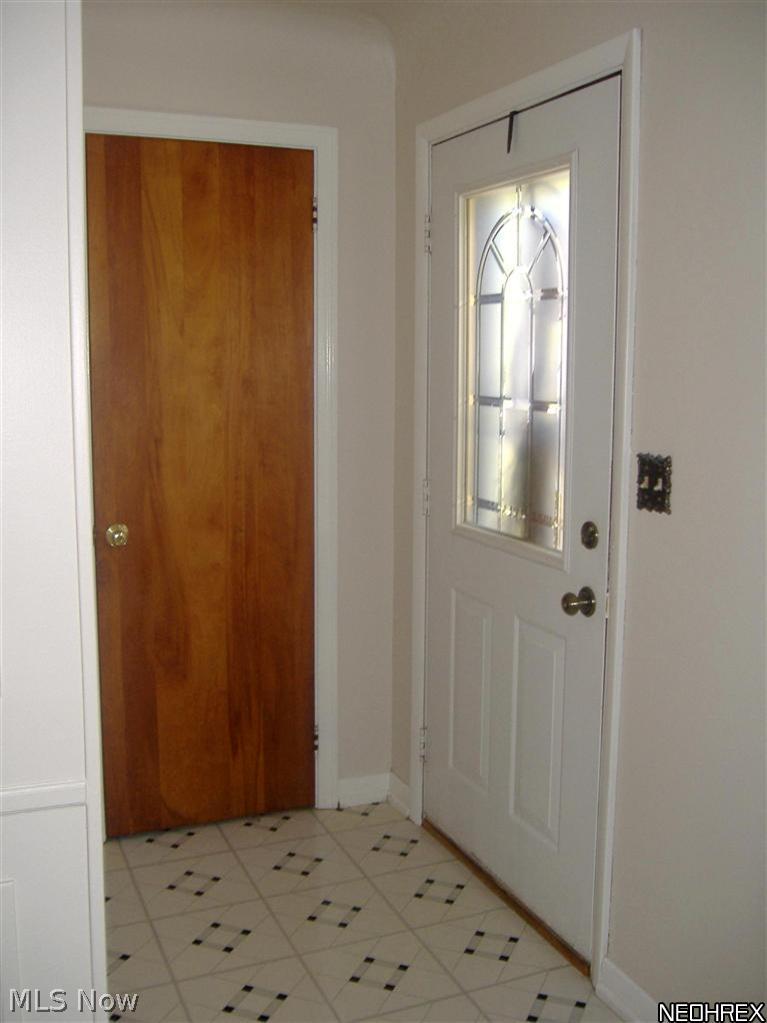 8078 Edgewood Road Mentor, OH 44060 - Photo 3 of 25 FOYER
