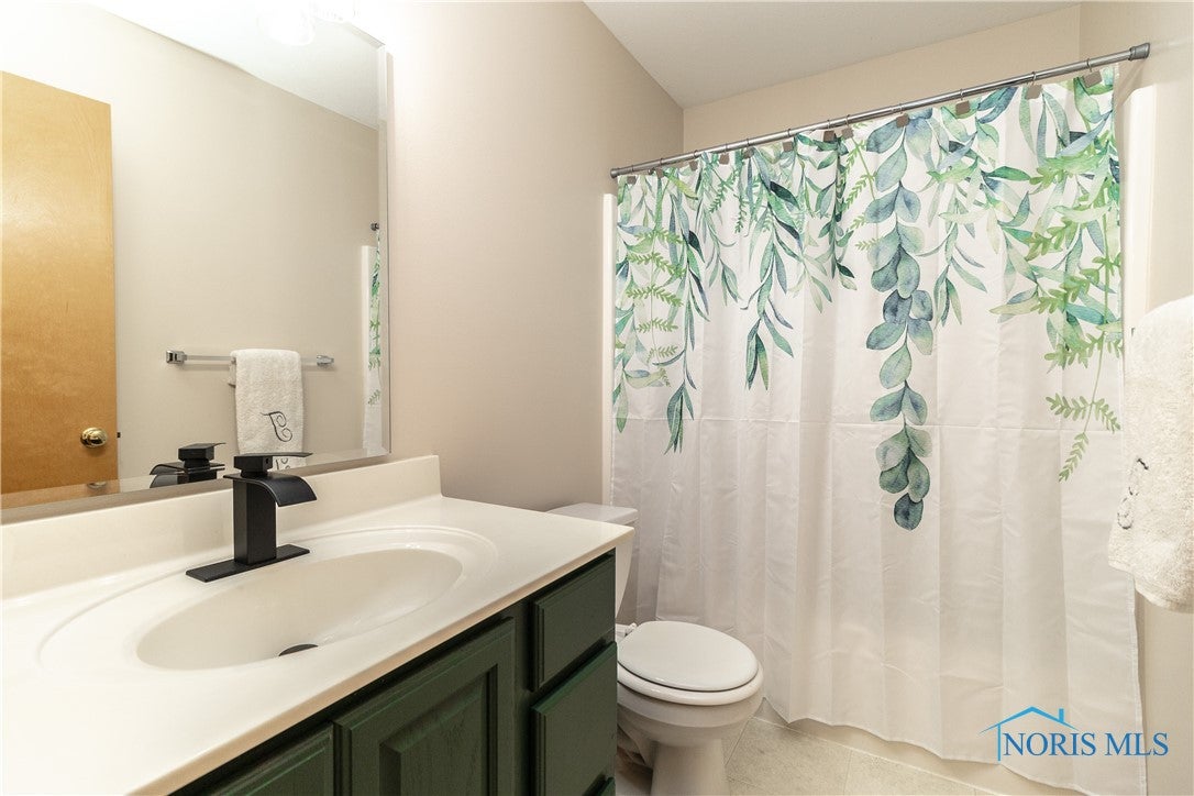 7100 Timber Ridge Court Sylvania, OH 43560 - Photo 32 of 49 Hallway full bathroom