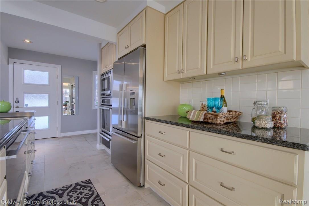 18260 Hannan Road New Boston, MI 48164 - Photo 9 of 30 Kitchen_4th_View.jpg