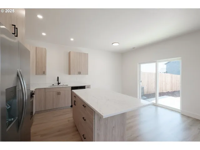 $1,199,000 | 1554-1588 Barn Street, Woodburn, OR 97071