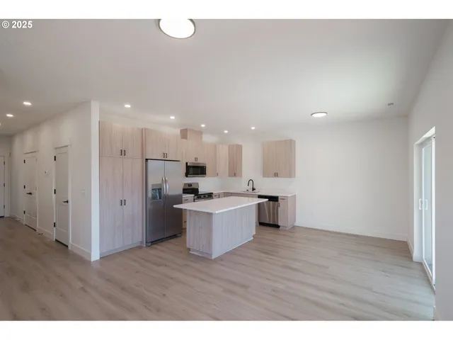 $1,199,000 | 1554-1588 Barn Street, Woodburn, OR 97071