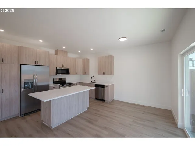 $1,199,000 | 1554-1588 Barn Street, Woodburn, OR 97071