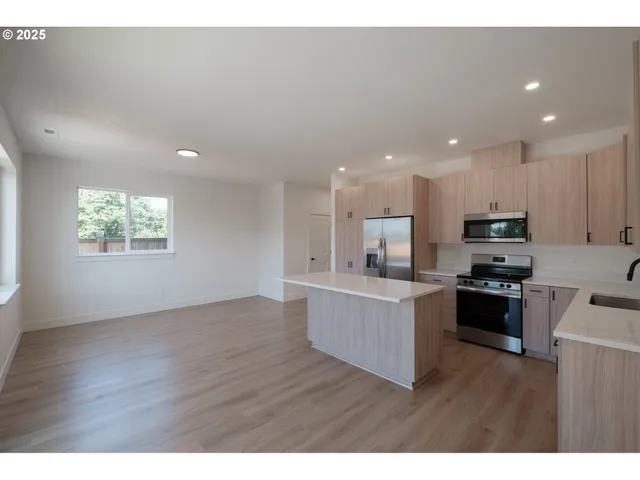 $1,199,000 | 1554-1588 Barn Street, Woodburn, OR 97071