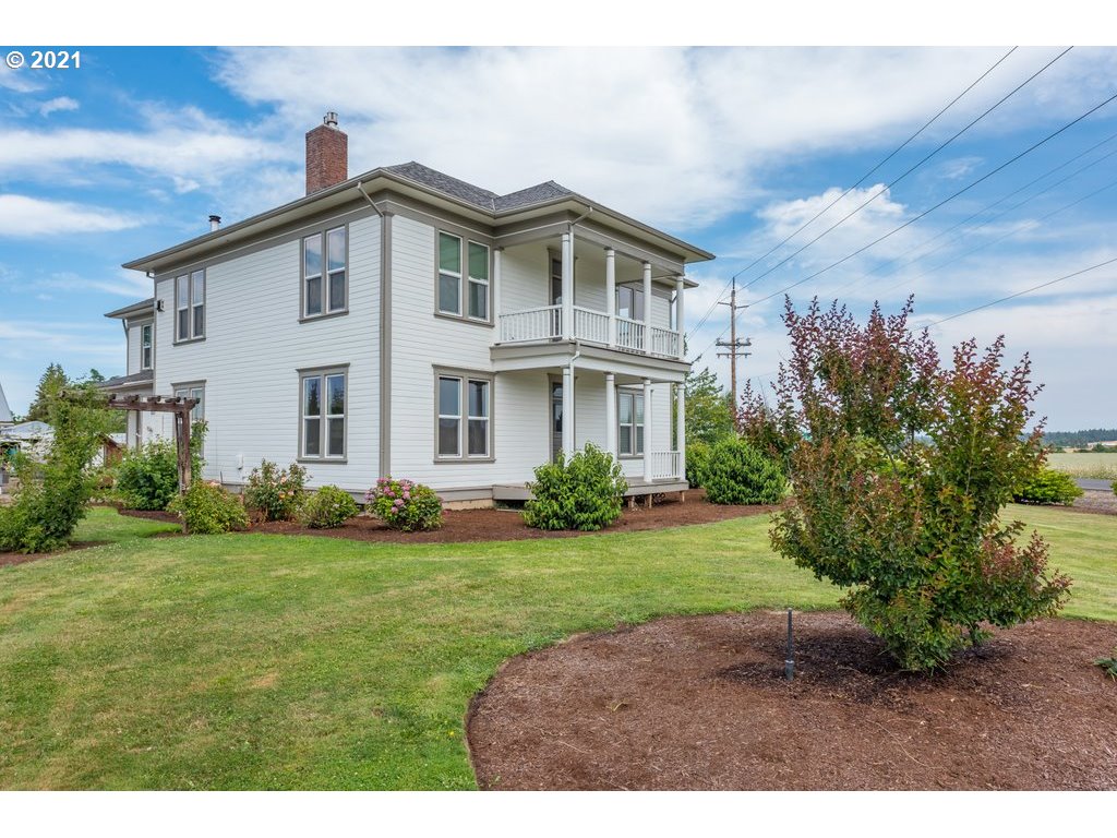36902 South Kropf Road Woodburn, OR 97071 - Photo 1 of 26 a front view of a house with a yard