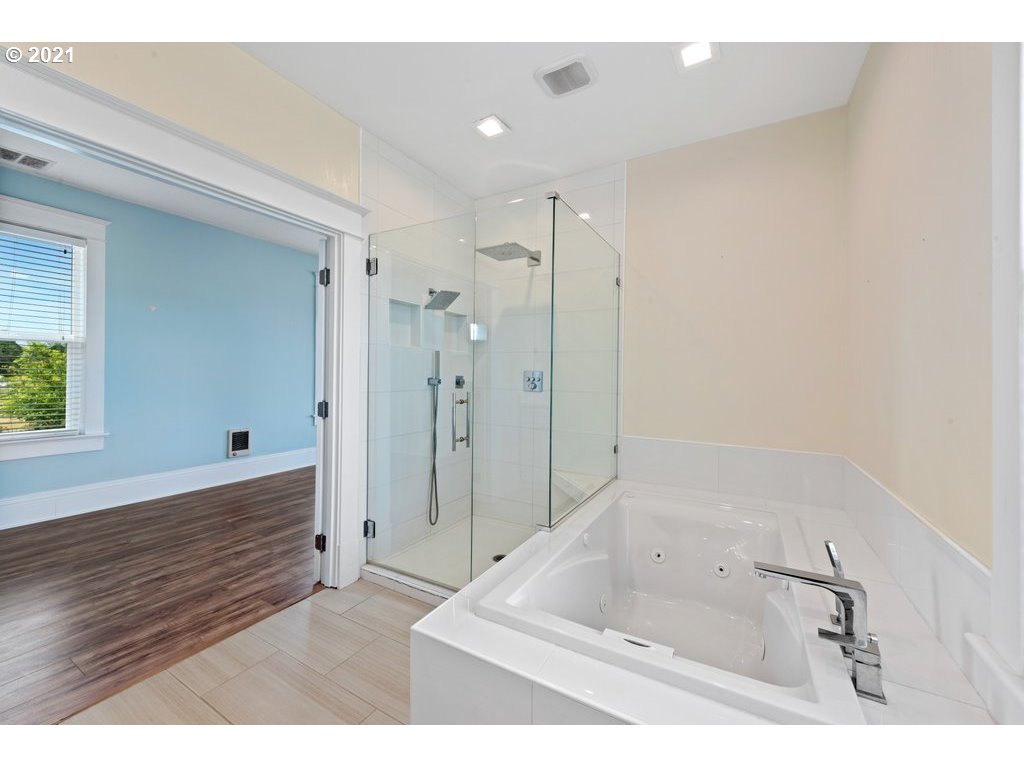 36902 South Kropf Road Woodburn, OR 97071 - Photo 17 of 26 a bathroom with a tub sink shower and a mirror