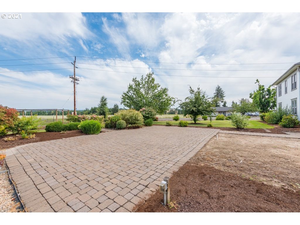 36902 South Kropf Road Woodburn, OR 97071 - Photo 25 of 26 a view of a road with a yard