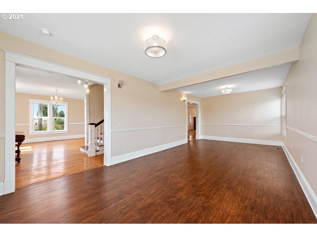 36902 South Kropf Road Woodburn, OR 97071 - Photo 4 of 26 a view of a livingroom with wooden floor