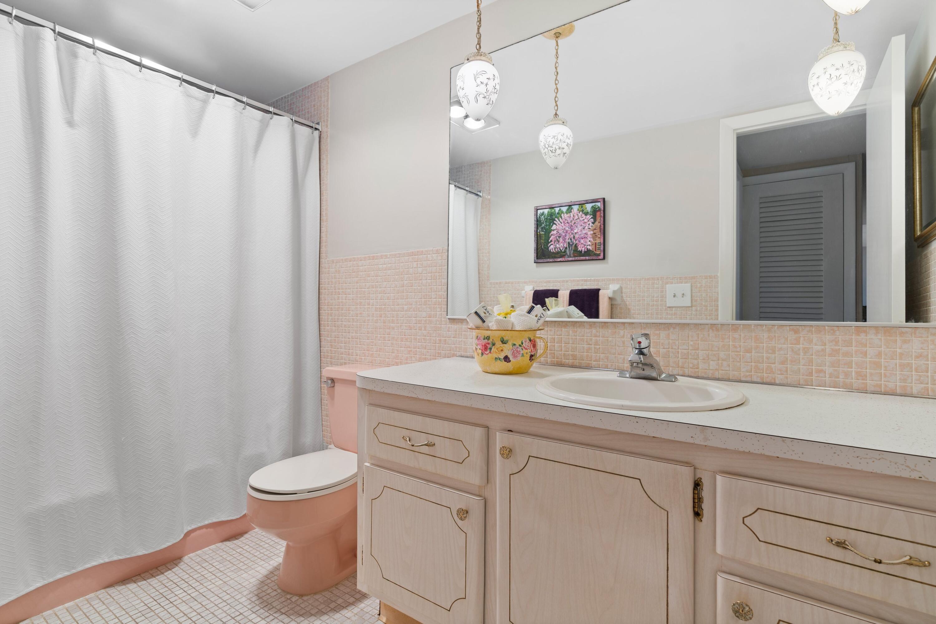 15 Southeast 13th Street, Unit B2 Boca Raton, FL 33432 - Photo 11 of 24 Bathroom 2