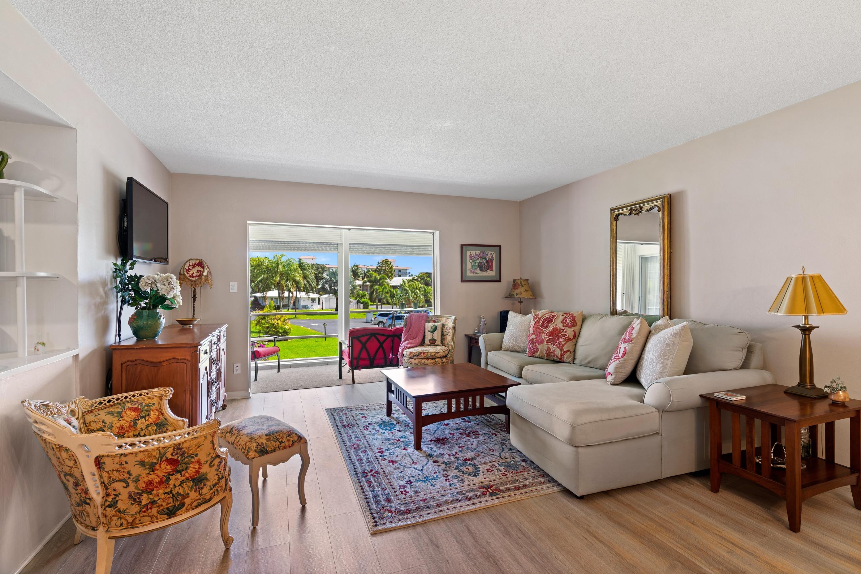 15 Southeast 13th Street, Unit B2 Boca Raton, FL 33432 - Photo 4 of 24 Living Room