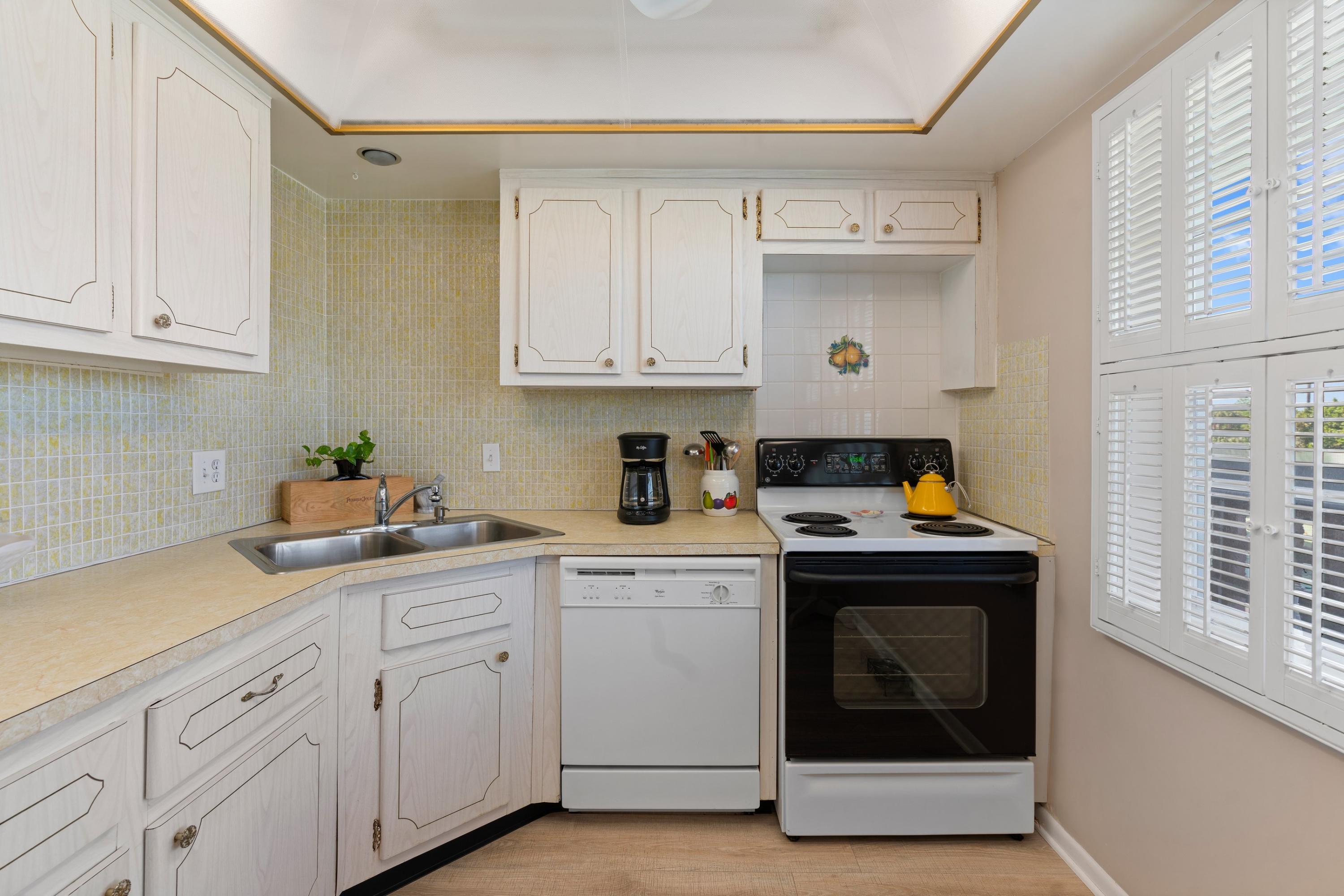 15 Southeast 13th Street, Unit B2 Boca Raton, FL 33432 - Photo 5 of 24 Kitchen