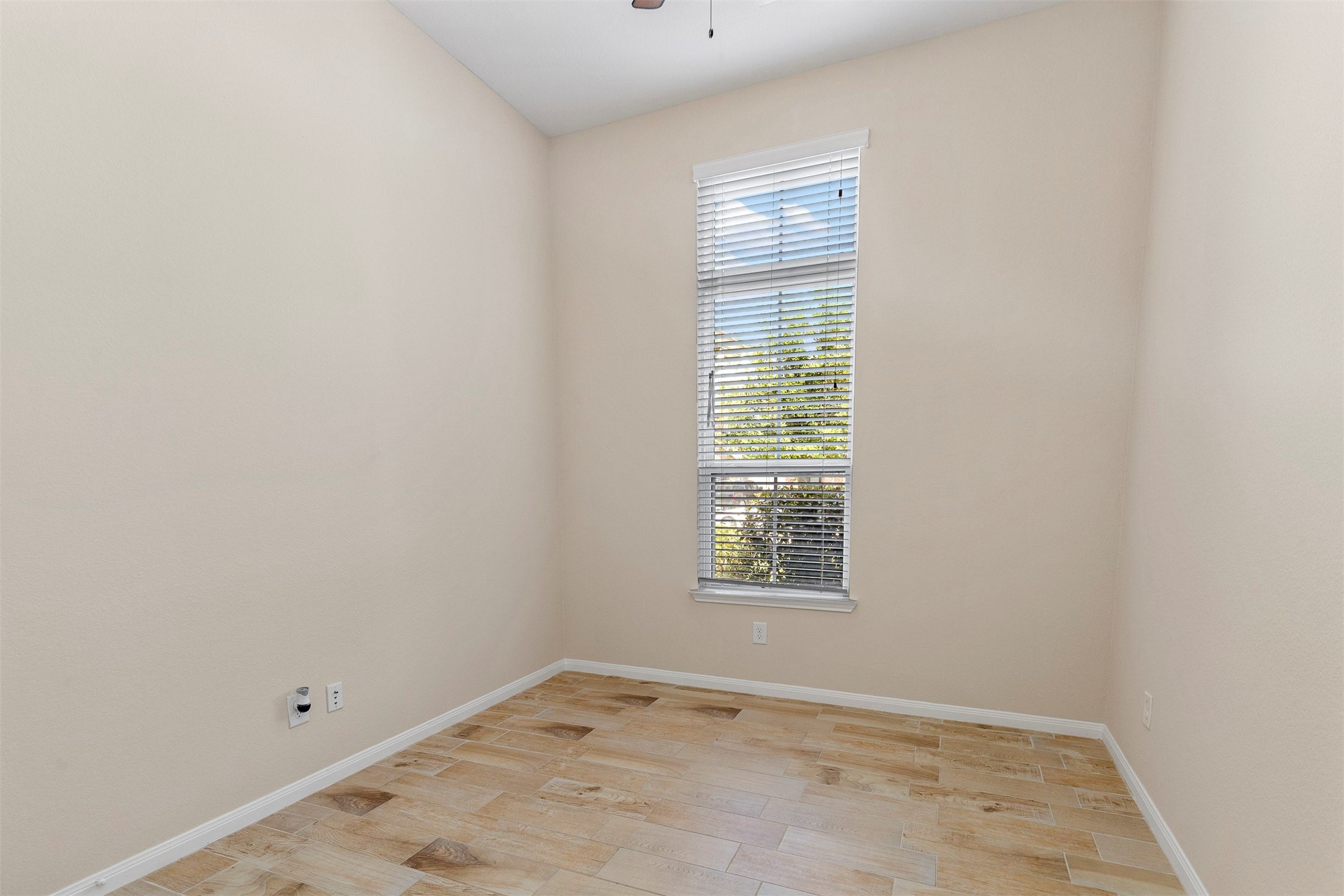 22023 Flashing Ridge Spring, TX 77389 - Photo 17 of 32 Secondary bedroom/Study