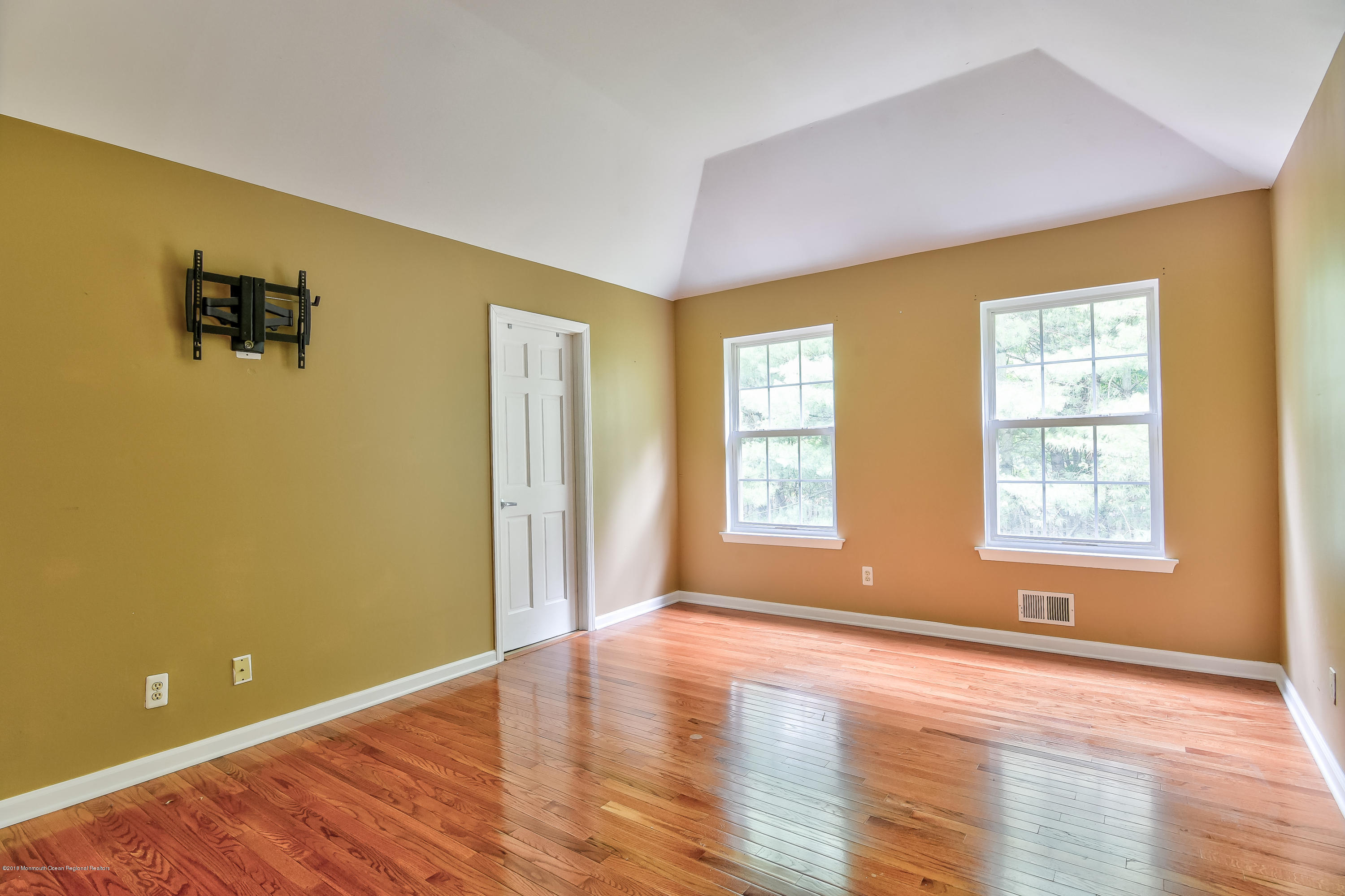 31 Enclosure Drive Morganville, NJ 07751 - Photo 15 of 22 DSC_5457_8_9-21