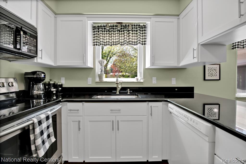 855 Bridgestone Drive Rochester Hills, MI 48309 - Photo 17 of 41