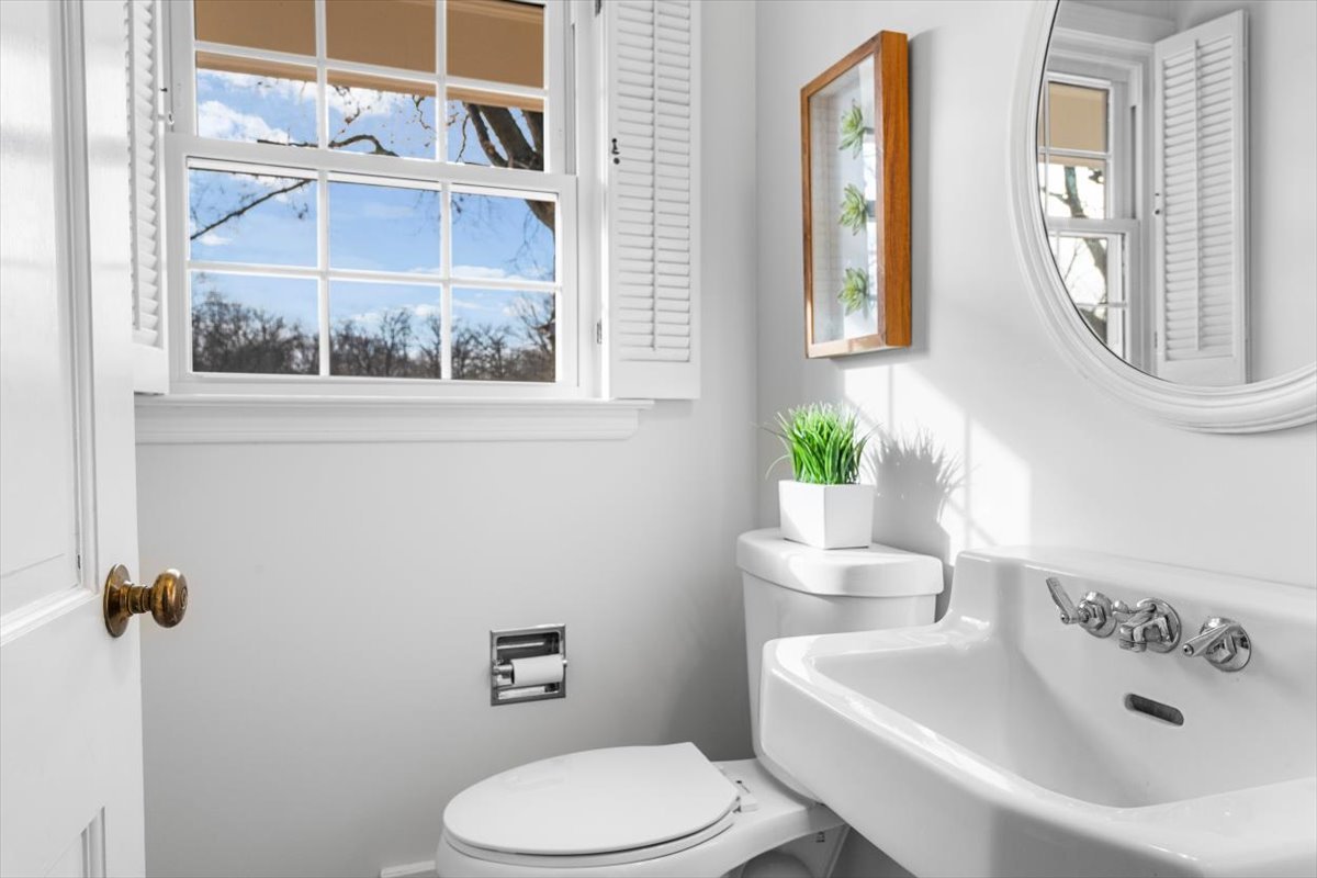 143 Firth Road Inverness, IL 60067 - Photo 13 of 38 a bathroom with a sink a toilet and a mirror