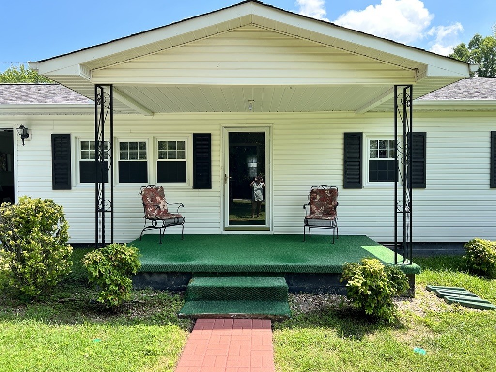 a view of a house with backyard