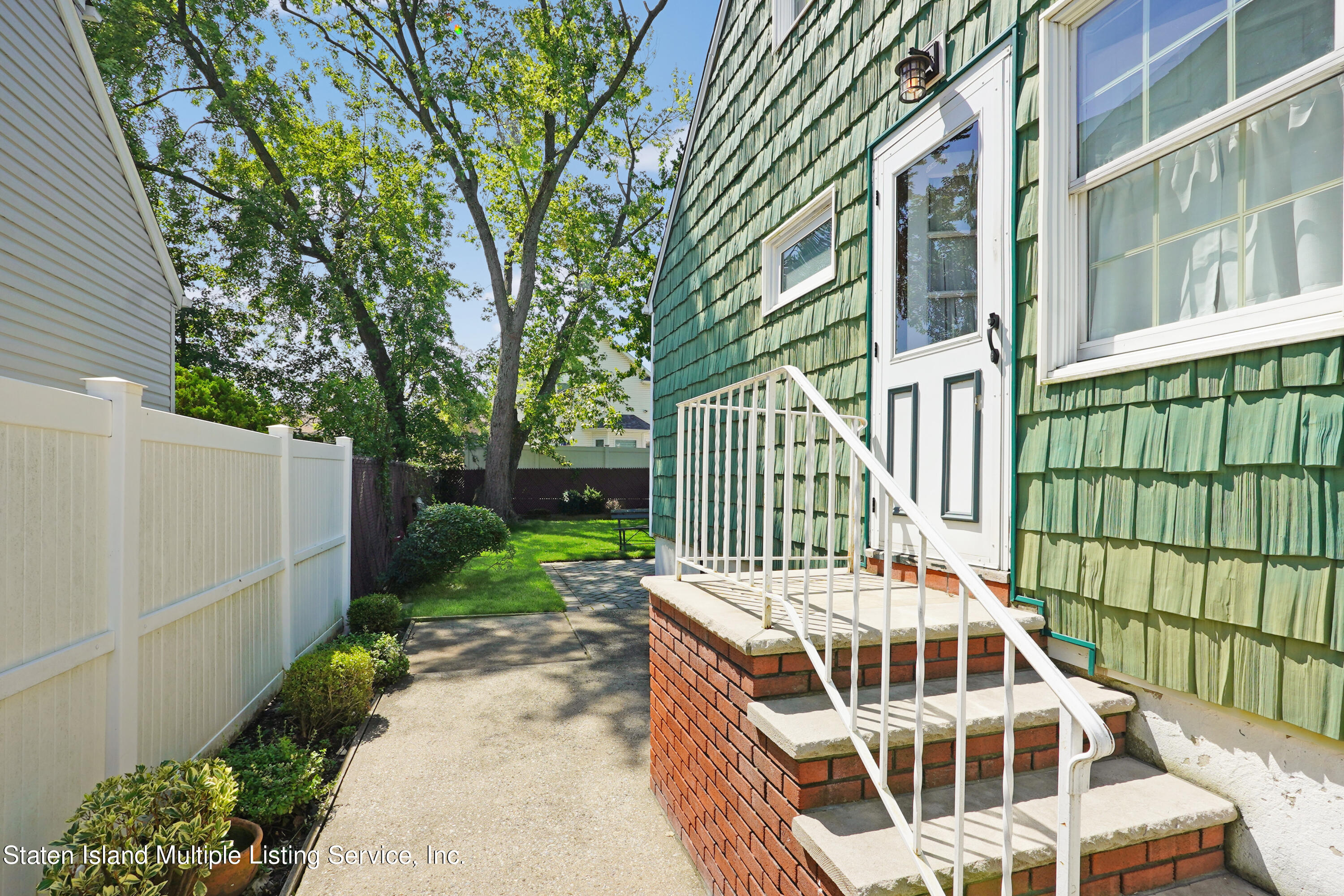 582 Rathbun Avenue Staten Island, NY 10312 - Photo 16 of 22 Photo Dec 31 2022, 11 07 23 AM