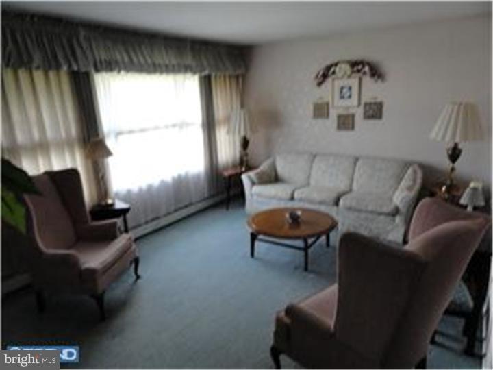 2844 Nestling Road Philadelphia, PA 19154 - Photo 3 of 21 Living Room