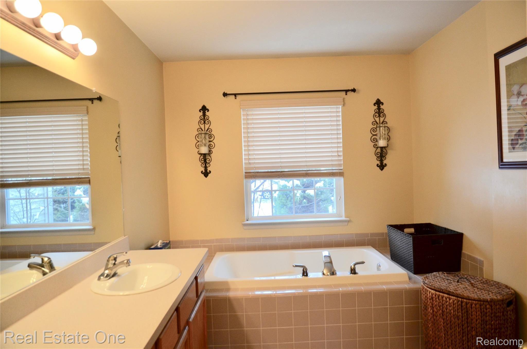 75 Ridge Field Court Oxford, MI 48371 - Photo 6 of 20 Master Bathroom.