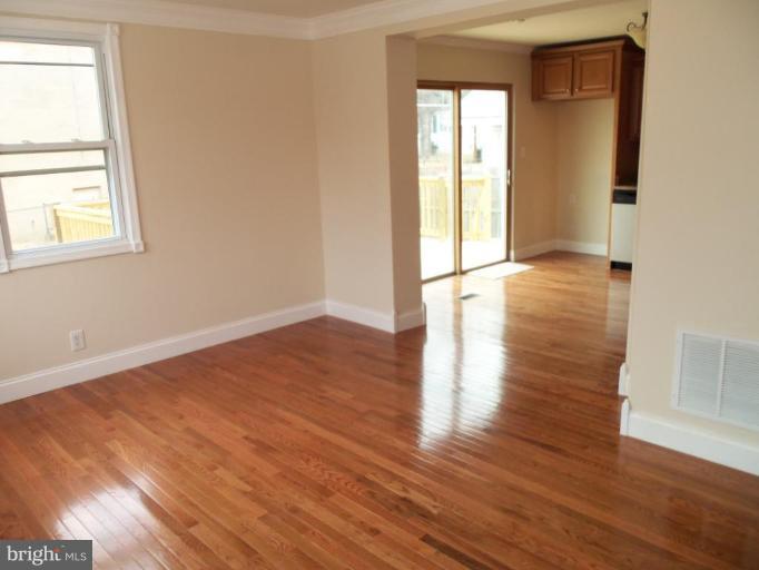 58 Del Rio Road Dundalk, MD 21222 - Photo 2 of 16 Living Room