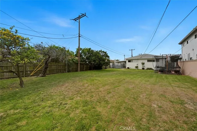 a view of a house with backyard