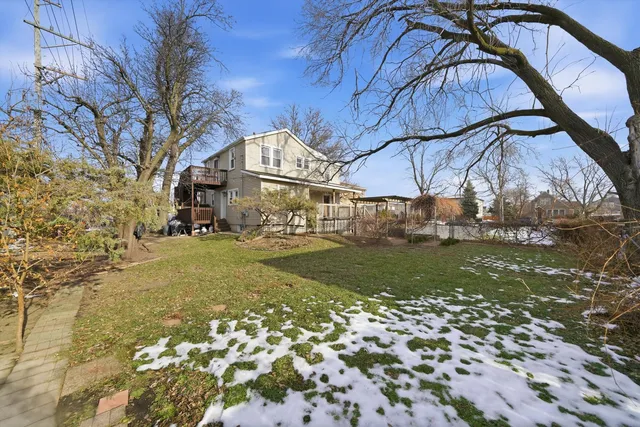 a view of a yard with a house