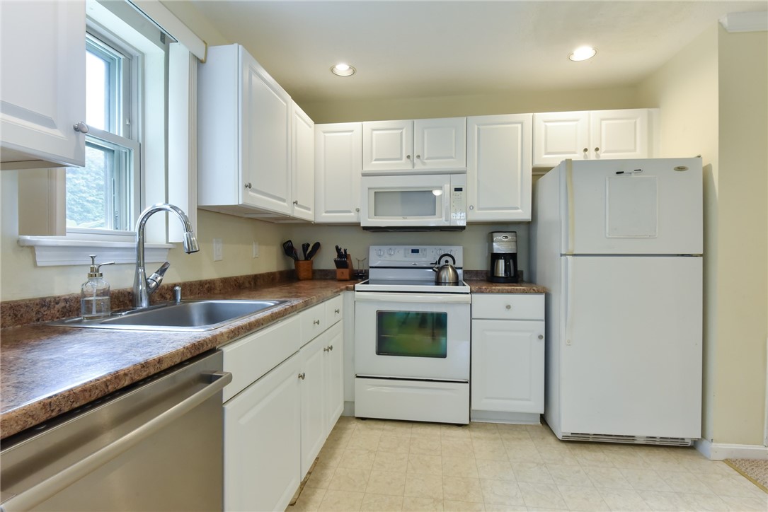 3524 West Shore Road, Unit 910 Warwick, RI 02886 - Photo 6 of 18 Kitchen