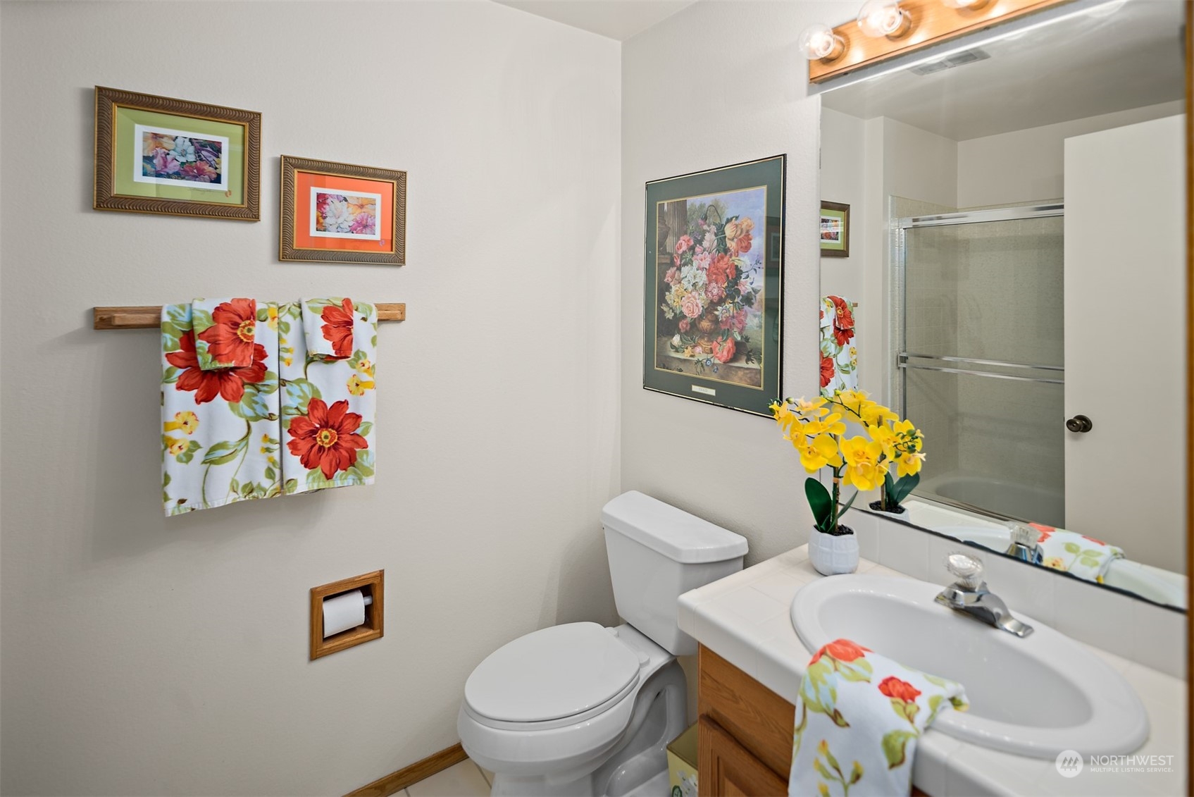 175 Mt Si Place Northwest Issaquah, WA 98027 - Photo 20 of 35 a bathroom with a toilet sink and mirror