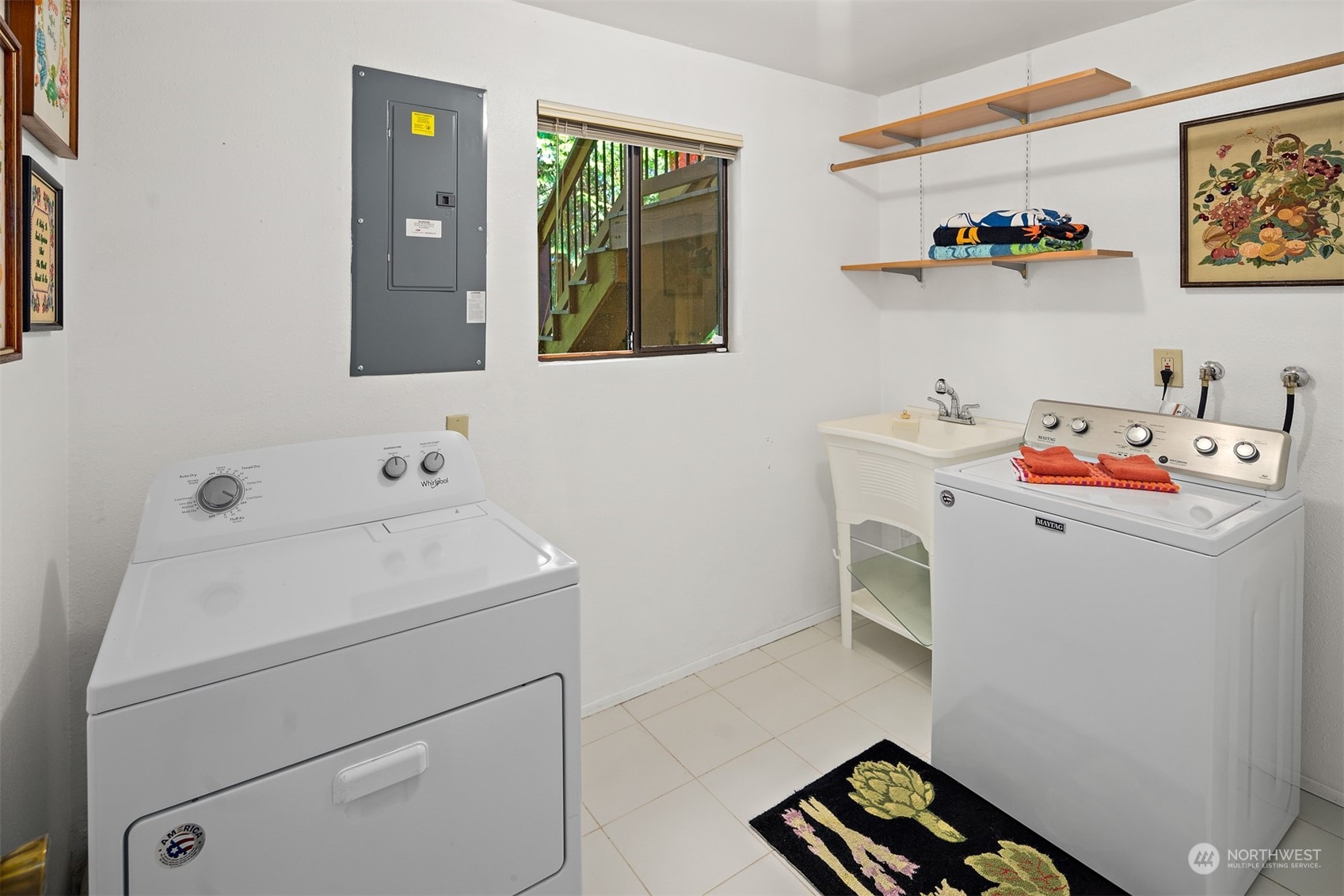 175 Mt Si Place Northwest Issaquah, WA 98027 - Photo 25 of 35 a utility room with dryer and washer