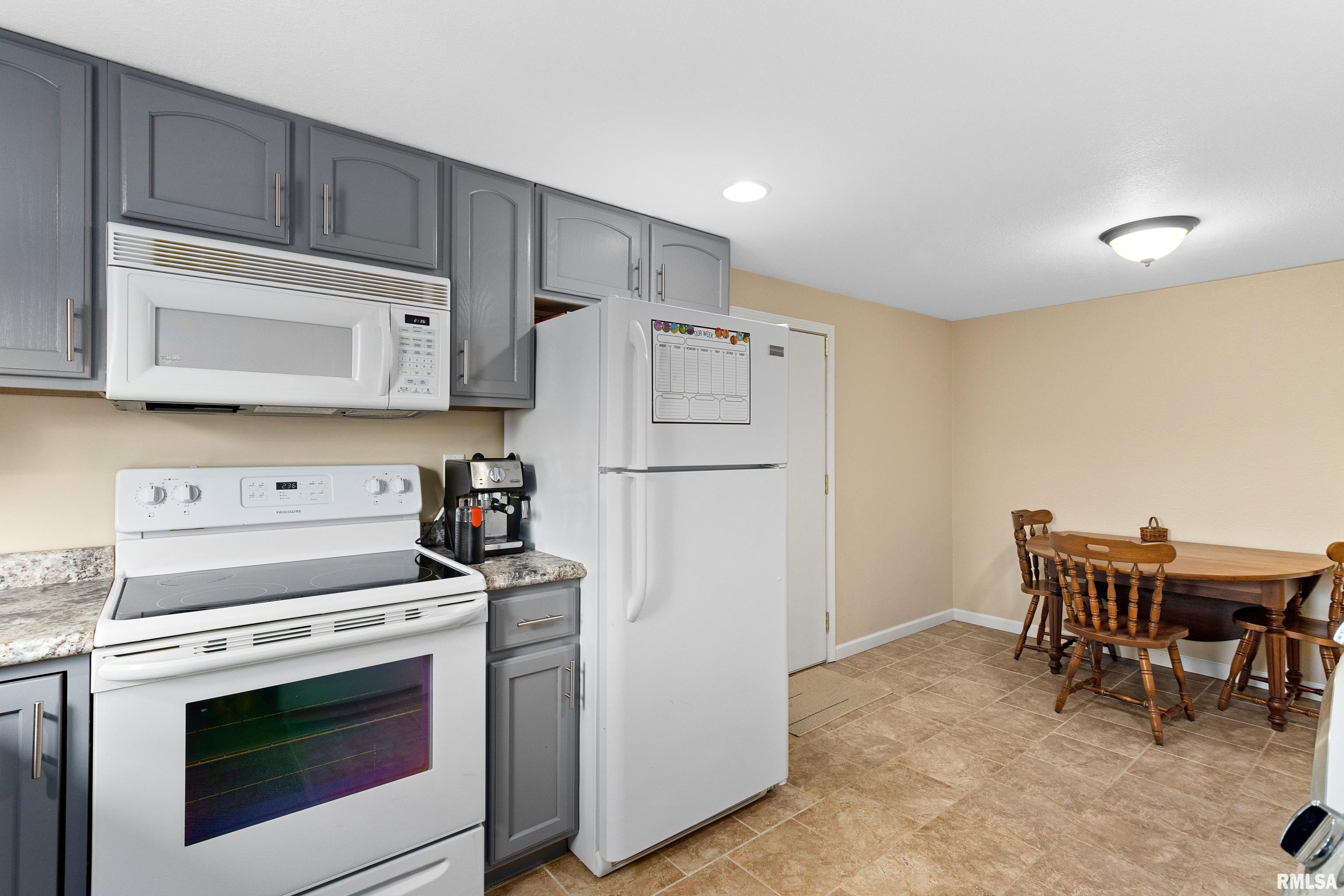 17980 Red Shale Hill Road Pekin, IL 61554 - Photo 45 of 61